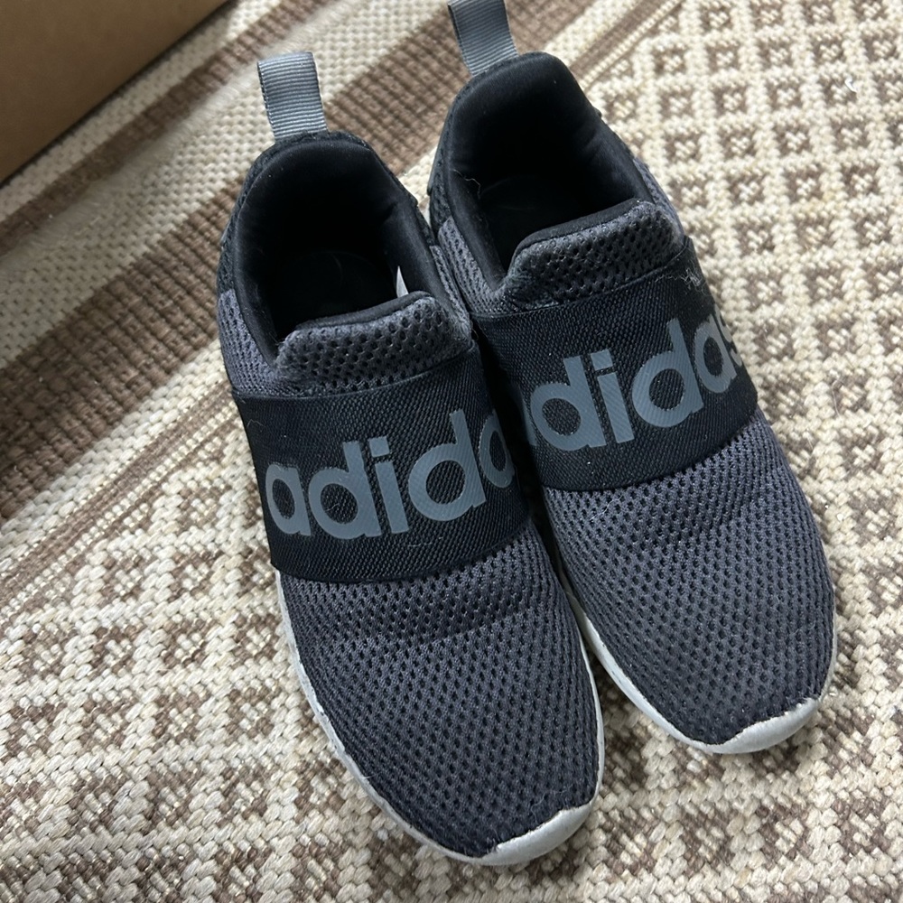 Kids Adidas black sneaker shoes size 13 1/2